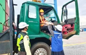 Aksi Kemanusiaan di Pelabuhan: TPS Surabaya Bagi 300 Takjil Gratis Tiap Sore untuk Sopir Truk
