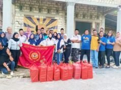 Komunitas GMB Bojonegoro Kepung Jalan Bakalan Kapas dengan Ratusan Takjil Gratis