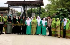 Ramadan Berkah di Kanor: Polsek dan Warga NU Kompak Bagi Takjil di Kedungprimpen Bojonegoro