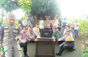 Ketahanan Pangan, Kapolsek Kepohbaru Bojonegoro Kawal Penanaman Jagung Serentak