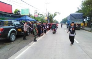 Bukan Duel, Para Pendekar IPSI Lamongan Justru Serbu Pengguna Jalan dengan Takjil