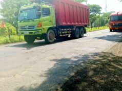 Baru Ditambal Sudah Rusak, Jalan Paji Lamongan Dikeluhkan Warga
