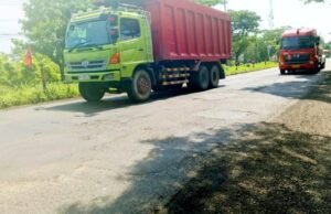 Baru Ditambal Sudah Rusak, Jalan Paji Lamongan Dikeluhkan Warga