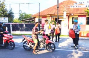 Bukan Tilang, Kapolsek Sugihwaras Bojonegoro Justru Bagikan Takjil dan Pesan Cinta Keselamatan