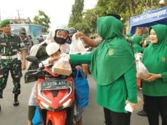 Persit Kodim Bojonegoro Bagikan Ratusan Takjil di Bulan Yang Berkah