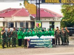 Hangatkan Ramadan, Koramil Pucuk Lamongan Berbagi Takjil untuk Pengguna Jalan