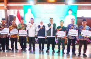 Khofifah dan Bupati Yani Salurkan Bansos Rp7,6 Miliar untuk Warga Gresik