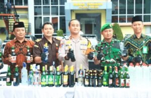 Polres Gresik Musnahkan Ribuan Botol Miras, Hasil Operasi Pekat Semeru 2026
