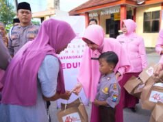 Ramadan Berkah, Siswa TK Kemala Bhayangkari 67 Sugihwaras Ikut Kapolres Bojonegoro Berbagi Takjil