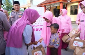 Ramadan Berkah, Siswa TK Kemala Bhayangkari 67 Sugihwaras Ikut Kapolres Bojonegoro Berbagi Takjil
