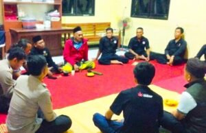 Jaga Kondusivitas, Polisi dan Tokoh Pesilat Sugihwaras Bojonegoro Gelar Cangkrukan