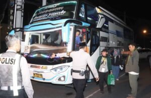 Program Mudik Gratis PBNU-Polri Antar Puluhan Pemudik Tiba di Lamongan