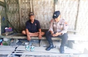 Bhabinkamtibmas Kanor Bojonegoro Sambangi Warga di Warkop, Ingatkan Bahaya Curanmor dan Hoaks