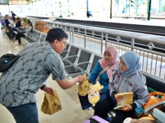 KAI Daop 7 Madiun Bagikan Takjil Gratis Setiap Hari Untuk Penumpang