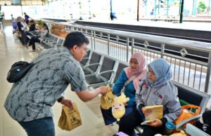KAI Daop 7 Madiun Bagikan Takjil Gratis Setiap Hari Untuk Penumpang