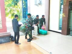 Jelang Lebaran, Kodim Lamongan Bagi-Bagi Zakat Ratusan Kilo Beras ke Warga