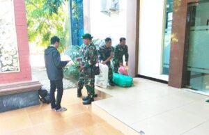 Jelang Lebaran, Kodim Lamongan Bagi-Bagi Zakat Ratusan Kilo Beras ke Warga