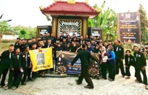 Ramadan Berkah, PSHT Mbrangkal Parengan Tuban Tebar 500 Takjil untuk Warga