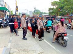 Aksi Bagi Takjil PSHT Dander Bojonegoro Dikawal Polisi, Pengguna Jalan Merasa Aman
