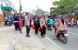 Aksi Bagi Takjil PSHT Dander Bojonegoro Dikawal Polisi, Pengguna Jalan Merasa Aman