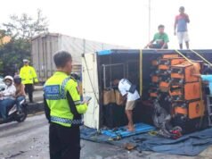 Rem Mendadak, Truk Muatan Sound System di Lamongan Terguling dan Hantam Motor