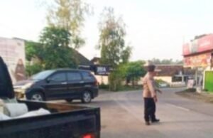 Aksi Humanis Polisi di Sukosewu Bojonegoro, Sapa Pagi Bantu Warga Lebih Aman