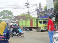 Truk Tronton Hantam Lampu Lalin Perempatan Balen Bojonegoro, Ini Kronologinya