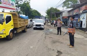 Truk Tronton Tabrak Brio dan Motor di Balen Bojonegoro, Diduga Sopir Kurang Konsentrasi