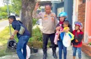 Motor Mogok Saat Mudik, Polisi Lamongan Ini Antar Pemudik Sampai Rumah