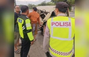 Tabrakan Beruntun di Pucuk Lamongan, Tiga Kendaraan Rusak Parah