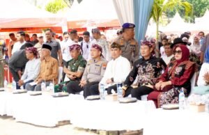 Ribuan Ketupat Dibagikan, Festival Kupatan Lamongan Diserbu Warga