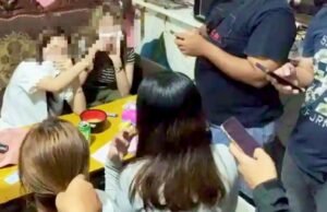 Digerebek Polisi, Karaoke di Cerme Gresik Simpan Puluhan Botol Miras