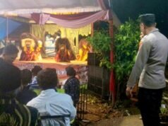 Polsek Kedewan Bojonegoro Kawal Pentas Barongan di Hajatan Warga