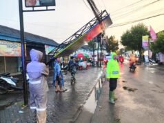Bahayakan Pengendara, Reklame Tumbang di Depan Pasar Kedungpring Lamongan Dievakuasi Polisi