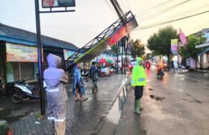 Bahayakan Pengendara, Reklame Tumbang di Depan Pasar Kedungpring Lamongan Dievakuasi Polisi