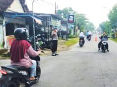 Humanis, Polisi Kepohbaru Bojonegoro Sapa Warga dan Atur Lalu Lintas Pagi Hari