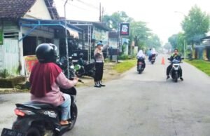 Humanis, Polisi Kepohbaru Bojonegoro Sapa Warga dan Atur Lalu Lintas Pagi Hari