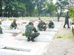 Aksi Nyata TNI Persit di Lamongan, TMP Kusuma Negara Dibersihkan