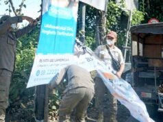 Satpol PP Lamongan Tertibkan Reklame Ilegal, Banner Melintang Langsung Dicopot