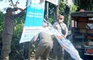 Satpol PP Lamongan Tertibkan Reklame Ilegal, Banner Melintang Langsung Dicopot