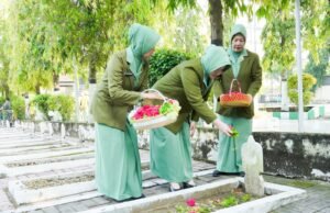 Persit KCK Kodim Bojonegoro Laksanakan Ziarah Rombongan dan Tabur Bunga di TMP