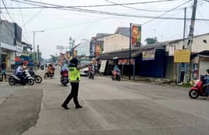 Polisi Kedungadem Bojonegoro Turun ke Jalan, Amankan Anak Sekolah Setiap Pagi
