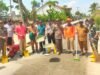 Aksi Sigap Polisi di Lamongan, Jalan Berlumpur Kalitengah Dibersihkan Demi Keselamatan