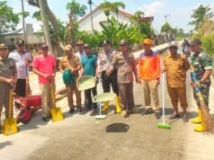 Aksi Sigap Polisi di Lamongan, Jalan Berlumpur Kalitengah Dibersihkan Demi Keselamatan