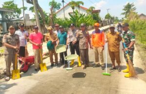 Aksi Sigap Polisi di Lamongan, Jalan Berlumpur Kalitengah Dibersihkan Demi Keselamatan