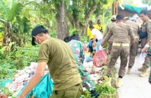 Bau Menyengat Bikin Resah, Satpol PP Lamongan Gerak Cepat Atasi Sampah