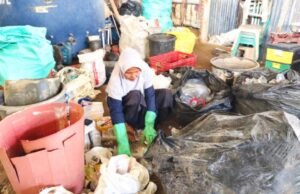 Tak Jijik Justru Untung, Kisah Mpok Damira Bojonegoro Ubah Sampah Jadi Rupiah