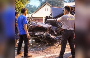 Tabrak Truk Mogok, Pick Up Berisi 7 Orang Ringsek di Parengan Tuban