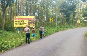Rawan Kecelakaan, Polisi Bojonegoro Pasang Papan Peringatan di Bubulan