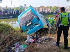 Mobil Elf Nyemplung ke Sungai di Lamongan, Polisi Bergerak Cepat